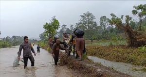 Perjuangan Personil Polres Mateng Mengawal Percepatan Vaksinasi Di Daerah Terpencil