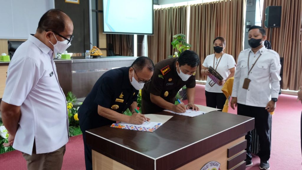 Pemkab Mateng Dan Kejari Mamuju Teken Kesepakatan Bersama Penanganan Hukum