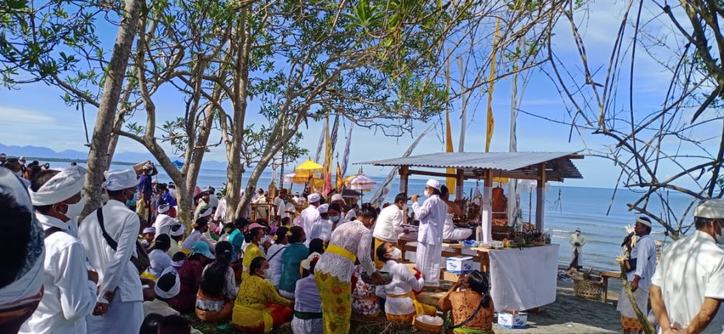 Jelang Hari Raya Nyepi, Umat Hindu Kecamatan Pangale Gelar Upacara Melasti