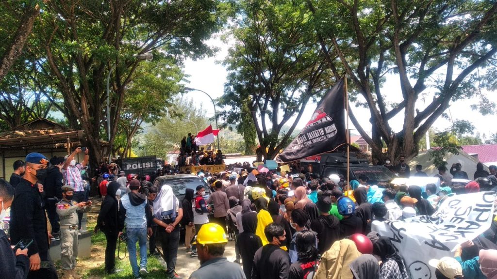 Bawa 12 Tuntutan, Ratusan Massa Aliansi Sulbar Bergerak Datangi Kantor DPRD Sulbar