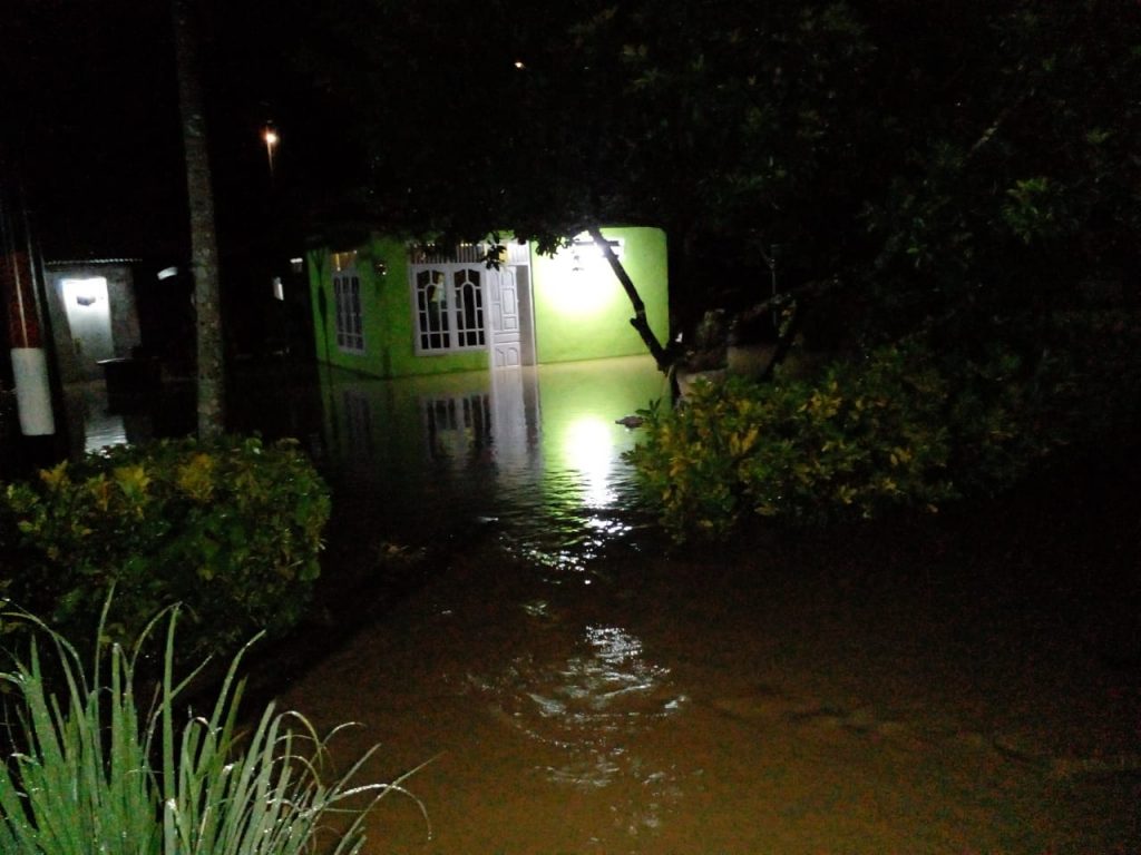 Air Sungai Meluap Hingga Masuk Kepemukiman Warga