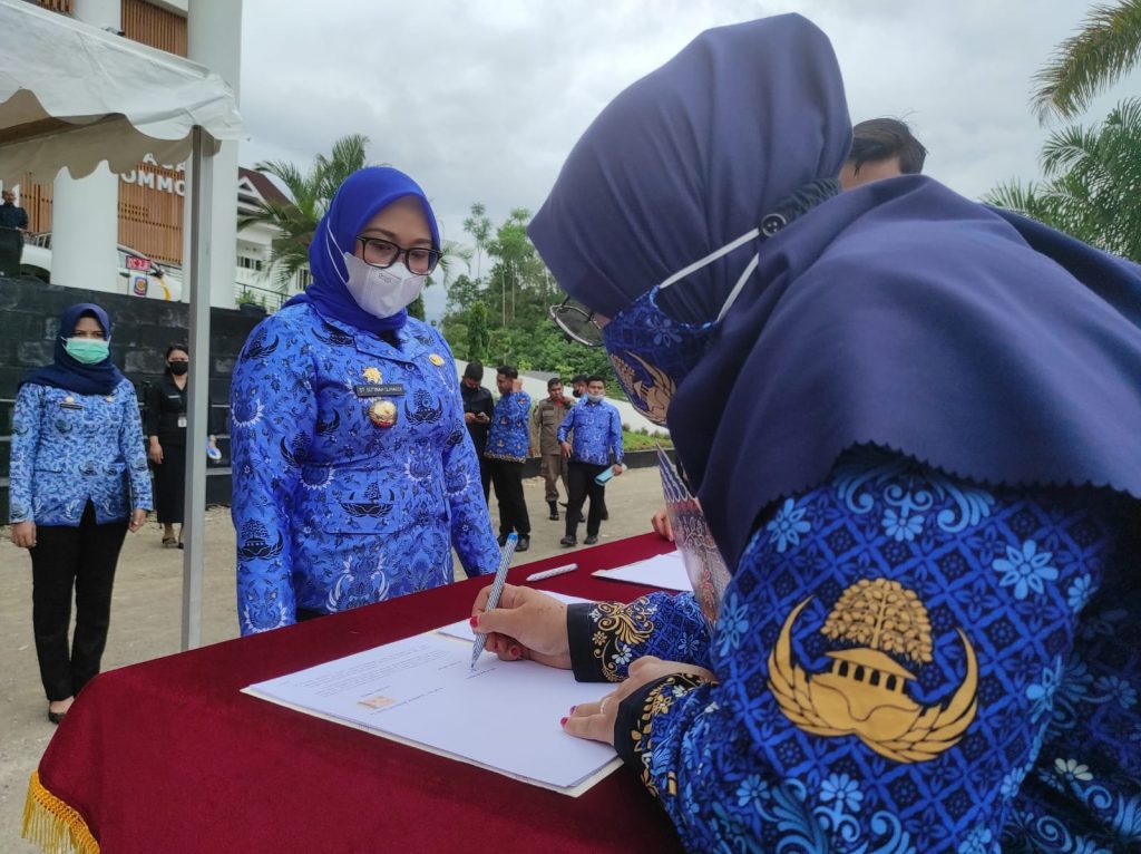 Serahkan 160 SK PPPK Guru Tahap Dua, Bupati Tegaskan Tak Boleh Ada Pindah Tugas