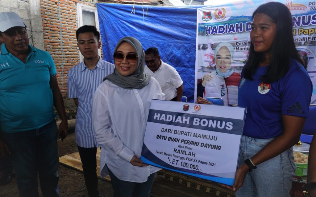 Serahkan Perahu Kayak Untuk Ramlah, Ini Harapan Bupati Mamuju