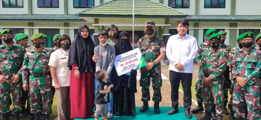 Dandim 1428 Mamasa Serahkan Santunan Untuk Keluarga Alm Kapten Inferi Andul Kadir