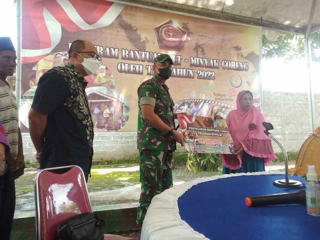 Dandim 1418 Mamuju Serahkan Bantuan BTPKLW Kepada Pelaku UMKM