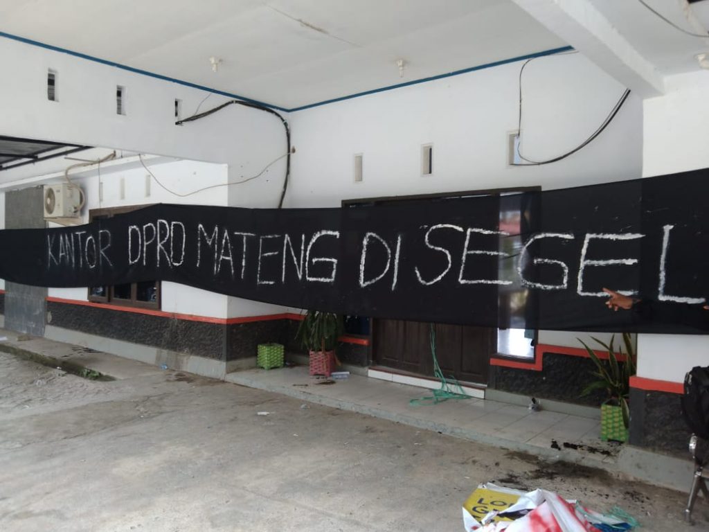 Massa Aksi Segel Kantor DPRD Mamuju Tengah