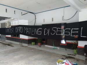 Massa Aksi Segel Kantor DPRD Mamuju Tengah