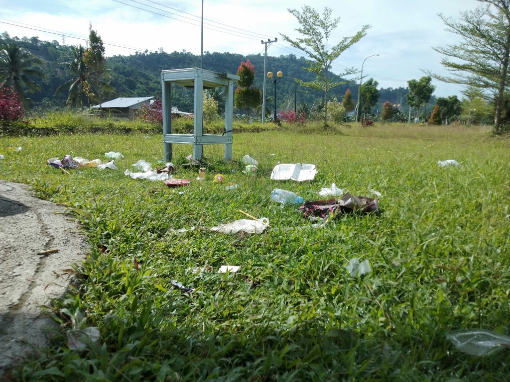 Sampah Berserakan, Taman Dikawasan KTM Terkesan Kumuh Dan Semrawut