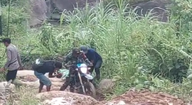 Hari ke Empat Pasca Tanah Longsor, Personil Koramil 03 Mambi Terus Drop Bantuan Logistik