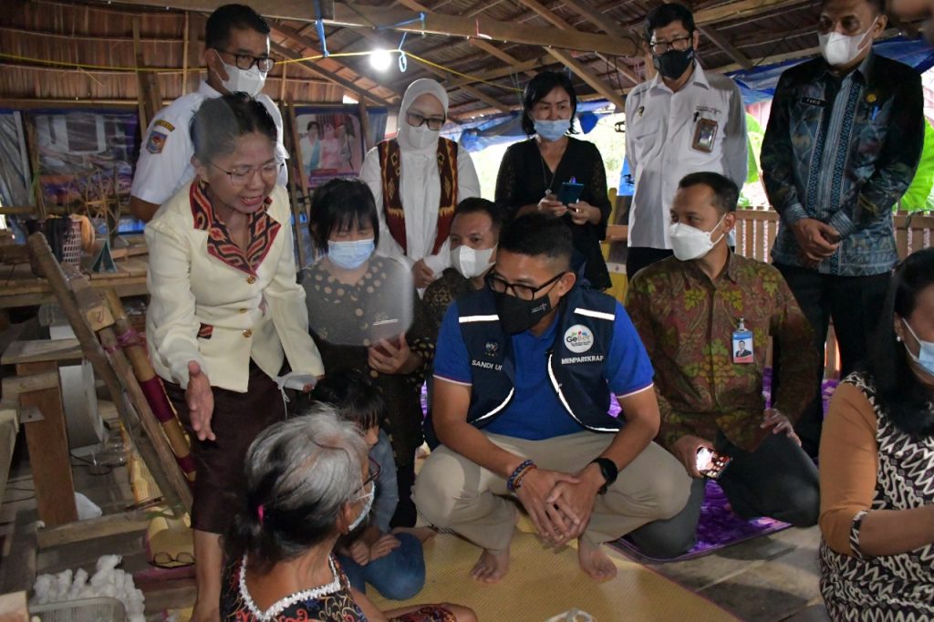 Tiba di Mamuju, Sandiaga Uno Langsung Mengunjungi Rumah Tenun Sekomandi Lulukarua