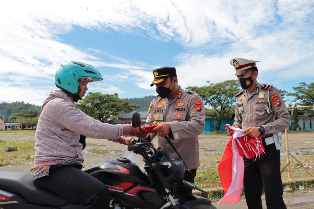 Kapolres Mamuju Tengah Bagikan 1000 Bendera Merah Putih ke Pengguna Jalan