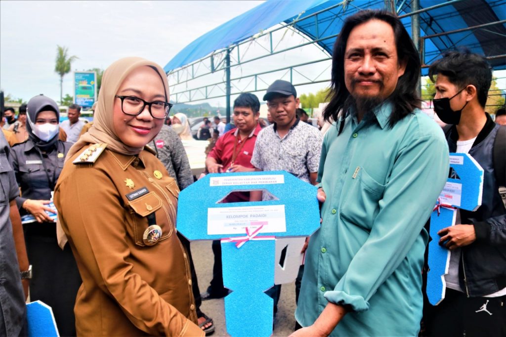 Bupati Mamuju Serahkan Bantuan Untuk Pelaku Usaha
