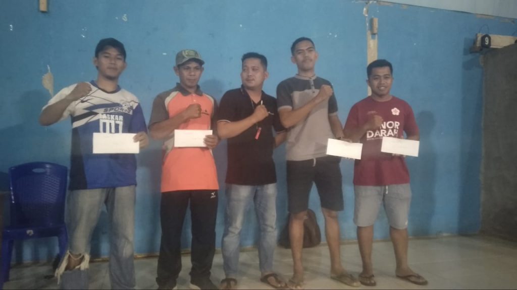 Serahkan Hadiah, Begini Pesan Kades Salletto