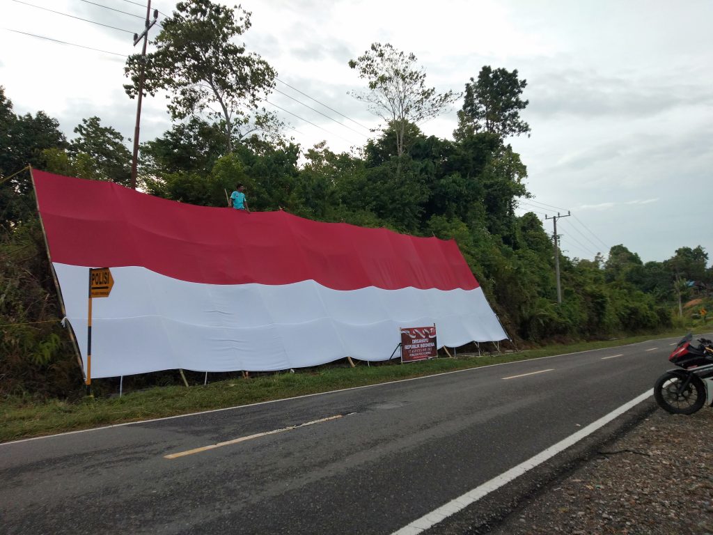 Pemuda Polo Lereng Bentangkan Bendera Merah Putih Ukuran Raksasa
