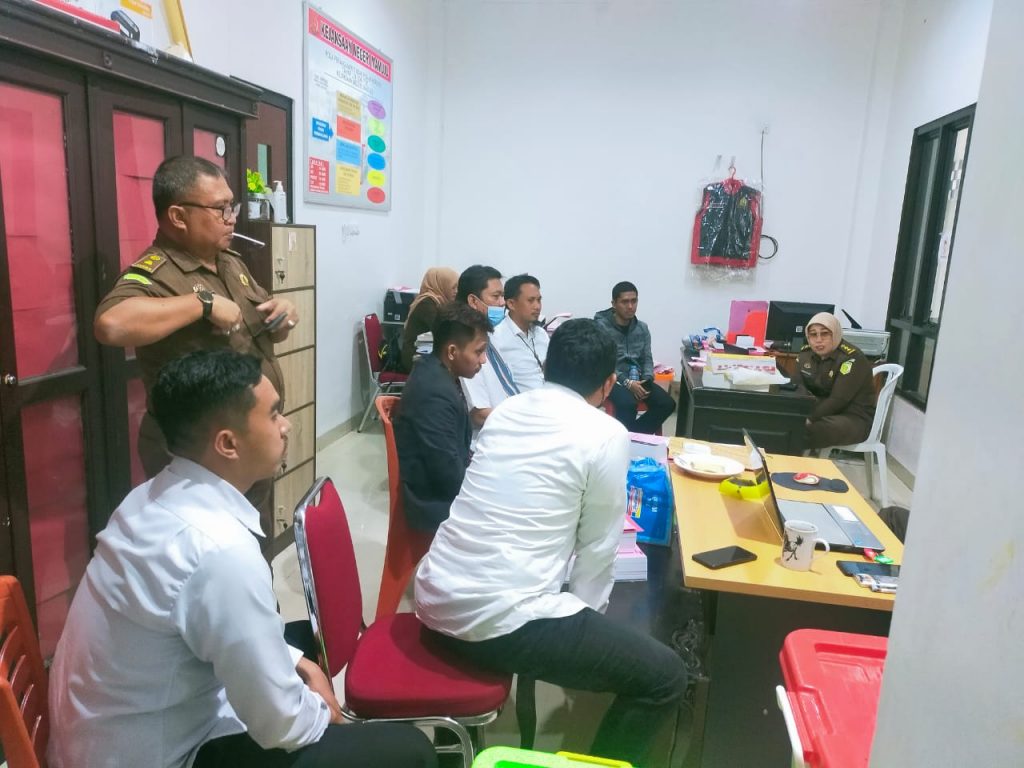 Penyidik Tipikor Polresta Mamuju Serahkan Dua Tersangka Dan Barang Bukti Kasus Korupsi