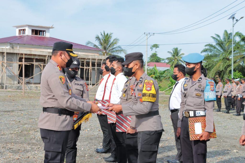 Delapan Anggota Polres Mateng Terima Reward