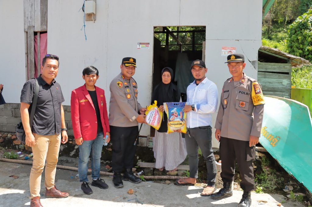 Menyeberang Laut, Kapolres Mateng Salurkan Bansos Untuk Masyarakat Pulau Kambunong