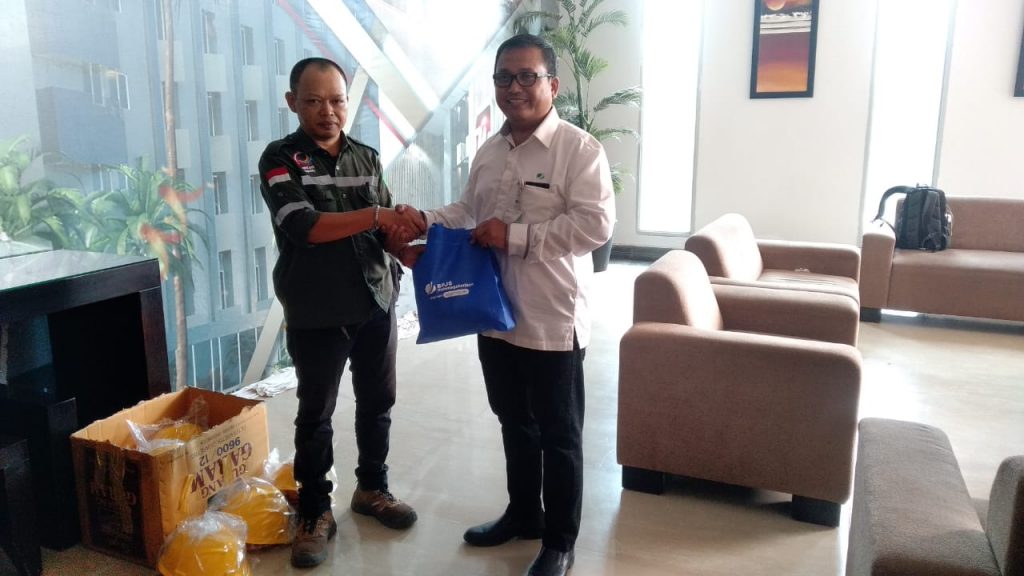 Cegah Kecelakaan Kerja, BPJS Ketenagakerjaan Serahkan APD ke Pekerja Proyek