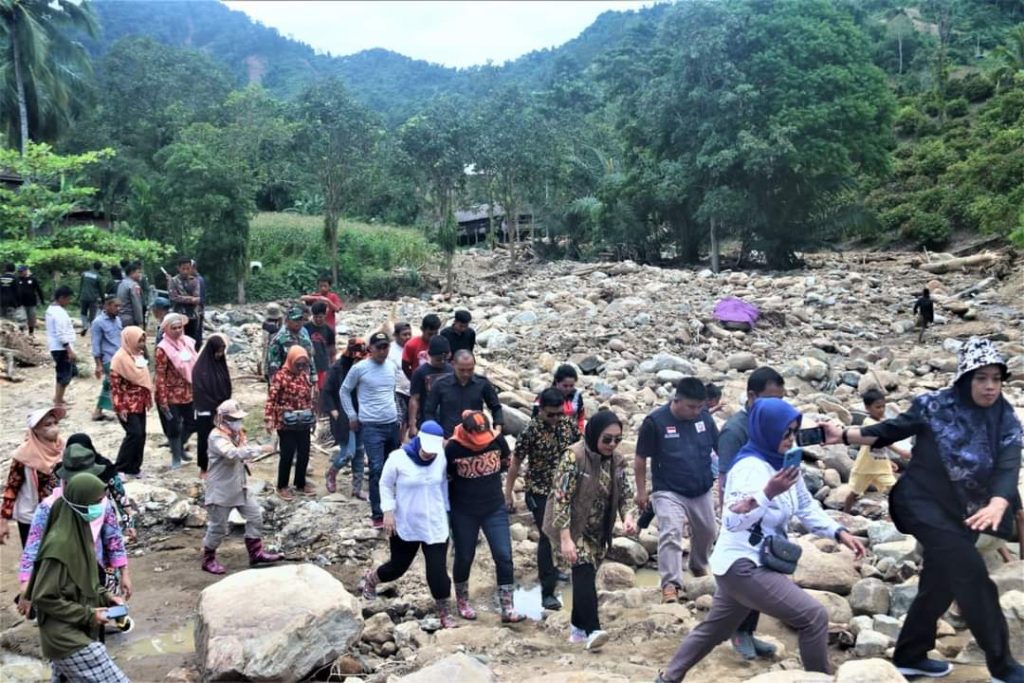 Hari Ketiga Pasca Banjir di Kalukku, Bupati Bagikan Makanan, Vitamin Dan Tinjau Lokasi Longsor