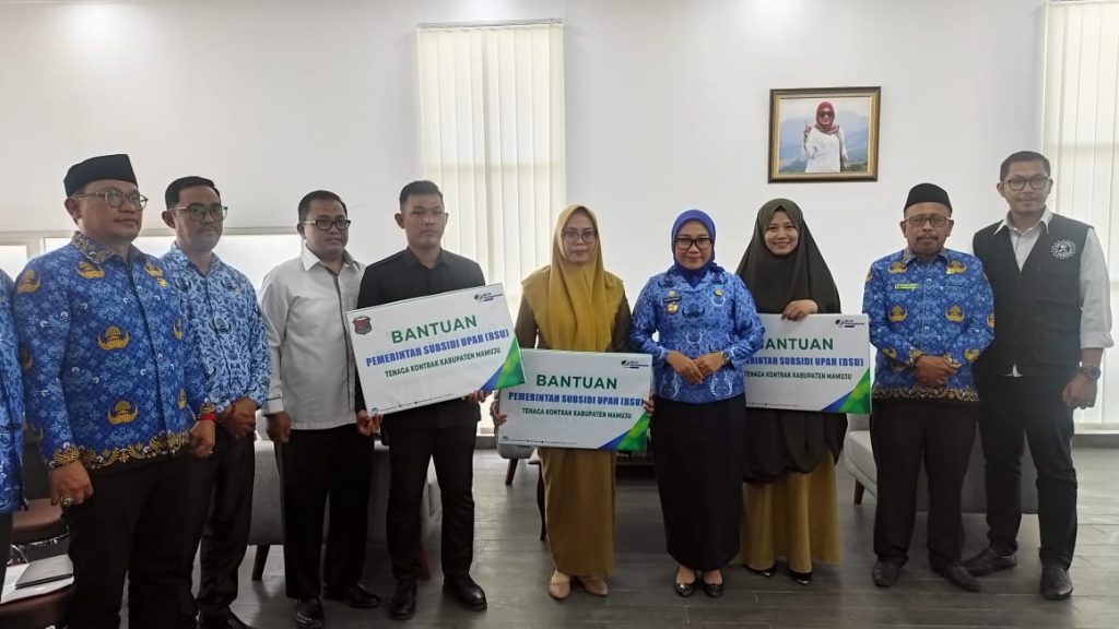Bupati Serahkan Santunan Kematian dan BSU dari BPJS Ketenagakerjaan Sulbar