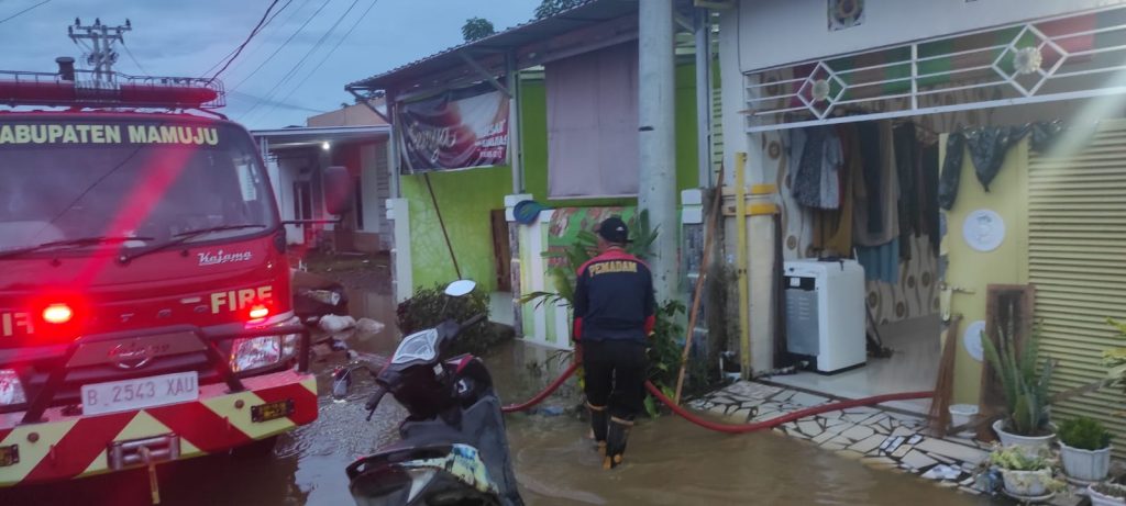 Pasca Banjir Damkar Kesulitan Air Bersih Untuk Bantu Warga