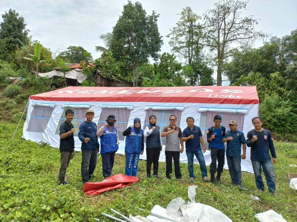 Dinsos Mamuju Dirikan Tenda Dan Salurkan Bantuan Untuk Warga Terdampak Bencana