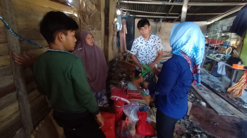 Peduli Kemanusiaan, Dinsos Mamuju Serahkan Bantuan Untuk Korban Kebakaran