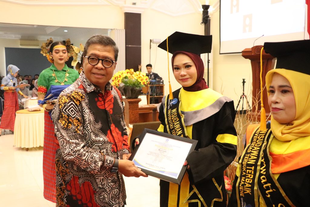 Dua Wisudawan UT Majene Dapat Beasiswa S2