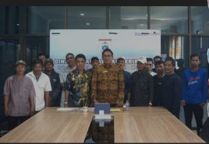 DKP Sulbar Serahkan Puluhan Bantuan Ketinting ke Nelayan