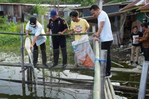 Pj Bahtiar Serahkan Bantuan Bibit Nila, Sukun dan Cavendish