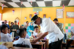 Pj Bahtiar Gelar Uji Coba Makan Bergizi Gratis di SD dan SMP Pasangkayu Sulbar