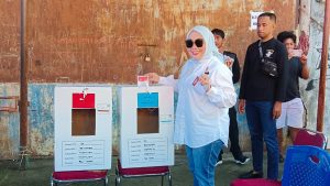 Pilkada Mamuju, Sutinah Mencoblos di TPS 24