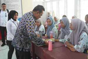 Uji Coba Makan Bergizi Gratis di SMKN 1 Mamuju Bahtiar Bagikan Bantuan