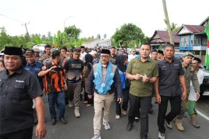 Sambut Gubernur Sulbar dan Bupati Mamuju, Warga Padati Gerbang Selatan Mamuju