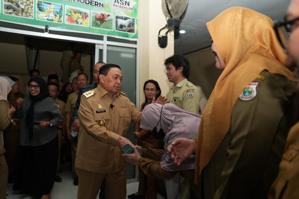 Sidak OPD, Salim S Mengga : Jangan Ada Yang Merasa Kepala Bagian Lebih Penting Daripada Cleaning Service. Kita Semua Memiliki Peran Krusial