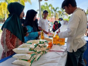 Lanjutan Aksi Lawan Inflasi: Distapang Sulbar Gelar Kembali Gerakan Pangan Murah di Taman Karema, Komoditas Disubsidi hingga 30 Persen