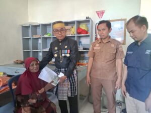 Pemerintah Daerah Dukung Penuh : Wakil Bupati Mamuju Tengah Tinjau Langsung Penyaluran BLTS Kesra di Kantor Pos