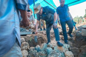 Gubernur SDK Letakkan Batu Pertama Masjid Nurul Akbar, Awali Pembangunan dengan Donasi Pribadi