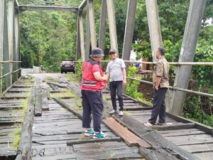 Cegah Risiko Fatal, Kadis PUPR Sulbar Tinjau Langsung Kondisi Jembatan Sungai Bonehau
