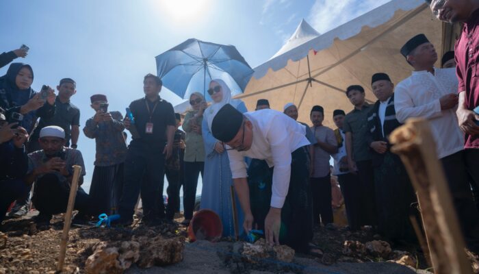 Letakkan Batu Pertama Masjid An-Nur Tanete Guru, Gubernur SDK Ajak Jaga Keasrian Lingkungan