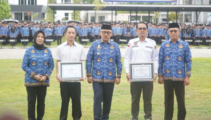 Harumkan Nama Daerah di Tingkat Nasional, Gubernur SDK Serahkan Penghargaan untuk Desa Orobatu dan Desa Kuajang