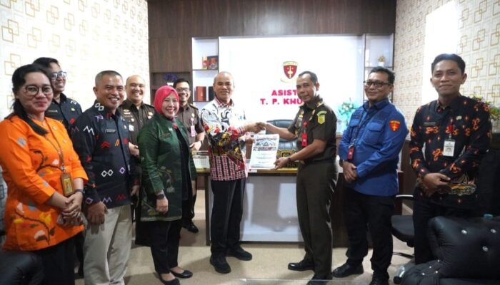 Komitmen Berantas Korupsi, Inspektorat Sulbar Serahkan Audit Kerugian Negara ke Kejati