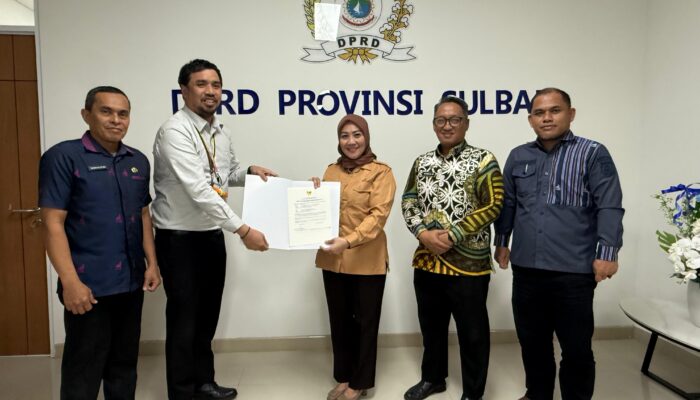 Dampingi Pimpinan DPRD, Sekwan Sulbar Terima LHP BPK RI atas Kepatuhan Belanja Daerah TA 2025