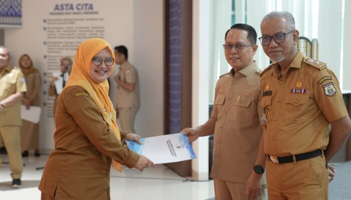 Pastikan Roda Pemerintahan Pasca-Restrukturisasi Tetap Berlari, Sekda Sulbar Serahkan SK Plt Eselon III