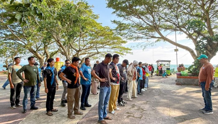 DLHK Sulbar Ajak Warga Polman Jaga Kebersihan saat Ramadhan melalui Aksi Bersih Pantai Bahari
