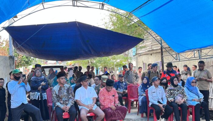 Hadir di Tengah Warga Terdampak Kebakaran, Karo Pemkesra Sulbar Serahkan Bantuan Al-Qur’an di Masjid Nurul Hidayah Balanipa