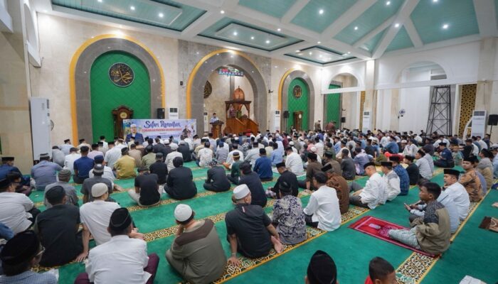 Lanjutkan Safari Ramadan di Wonomulyo, Gubernur Suhardi Duka Ajak Masyarakat Perkuat Sinergi dan Kepedulian Sosial