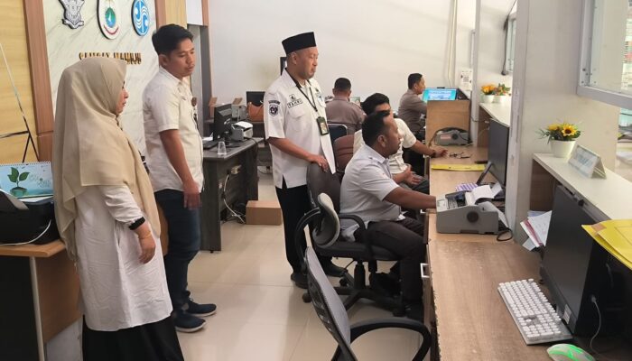 Sidak Hari Pertama : UPTD Pajak Mamuju Tunjukkan Performa Tinggi, 92 Kendaraan Langsung Bayar Pajak di Loket