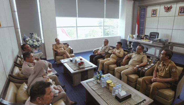 Bentengi Ternak dari Penyakit : DTPHP Sulbar dan BKHIT Perkuat Sinergi Pengawasan Lalu Lintas Hewan di Meja Gubernur