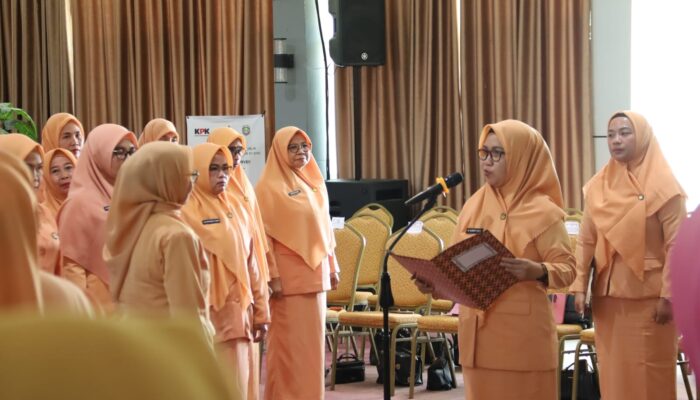 Kukuhkan Pengurus DWP Mateng 2025–2030, Nurwati Junda : Perempuan adalah Fondasi Keluarga Berkualitas